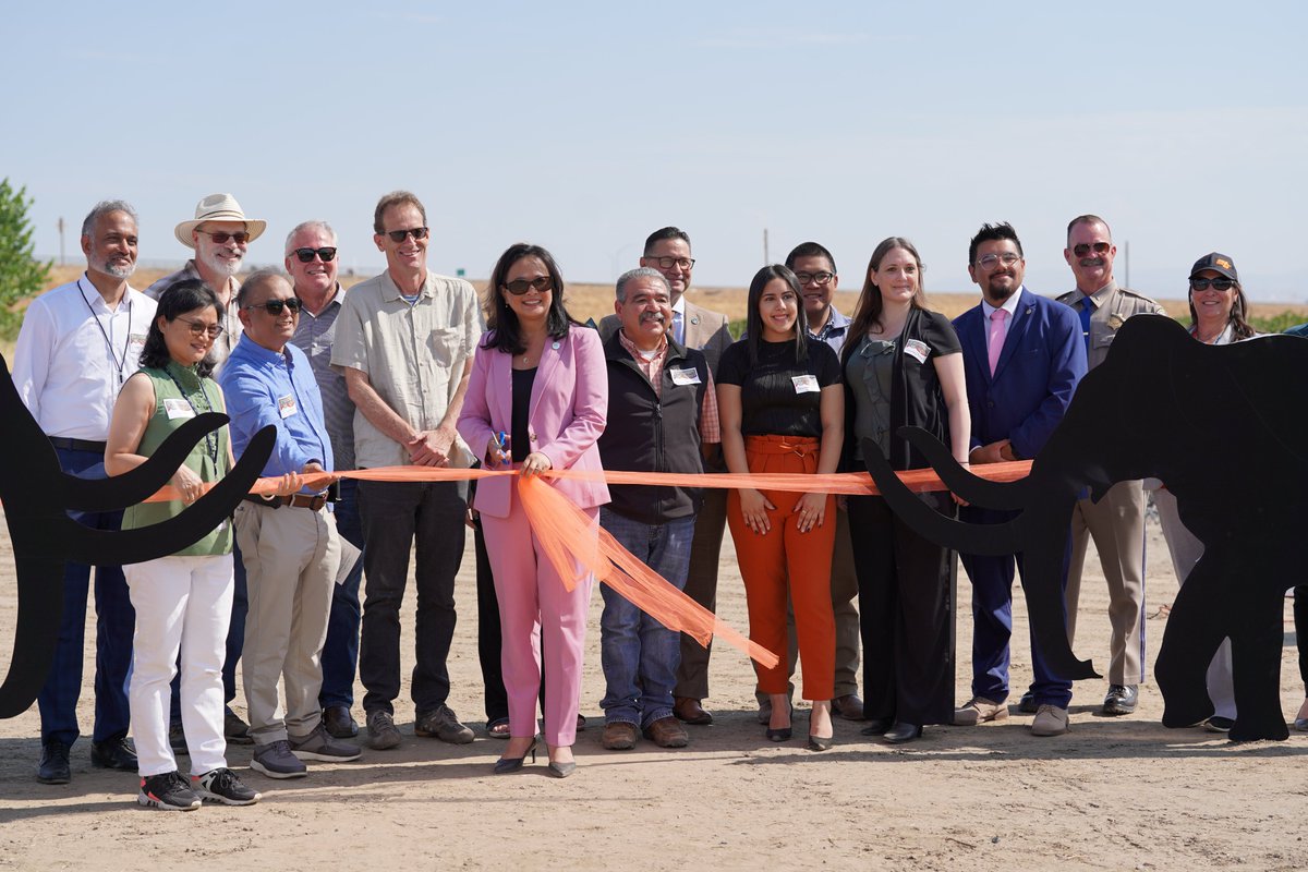 On Monday, Chancellor Muñoz joined the ribbon-cutting for the State Route 99 Plainsburg-Arboleda Columbian Mammoth Silhouette project. Nearly 2,000 Ice-Age fossils, including Columbian Mammoths, were discovered and are now displayed at our Kolligian Library.