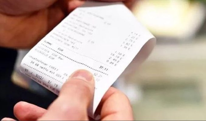 Medyanin50Tonu's tweet image. ⭕ Yeni torba yasa ile fatura düzenlemeyenlere kesilen 1000 liralık ceza, 10 bin liraya çıkarılıyor. 

📌 Fatura almayan kişi de eğer 5 gün içinde fatura vermeyen işletme veya esnafı ihbar etmezse 5 bin lira ceza ödeyecek. 

(Habertürk)