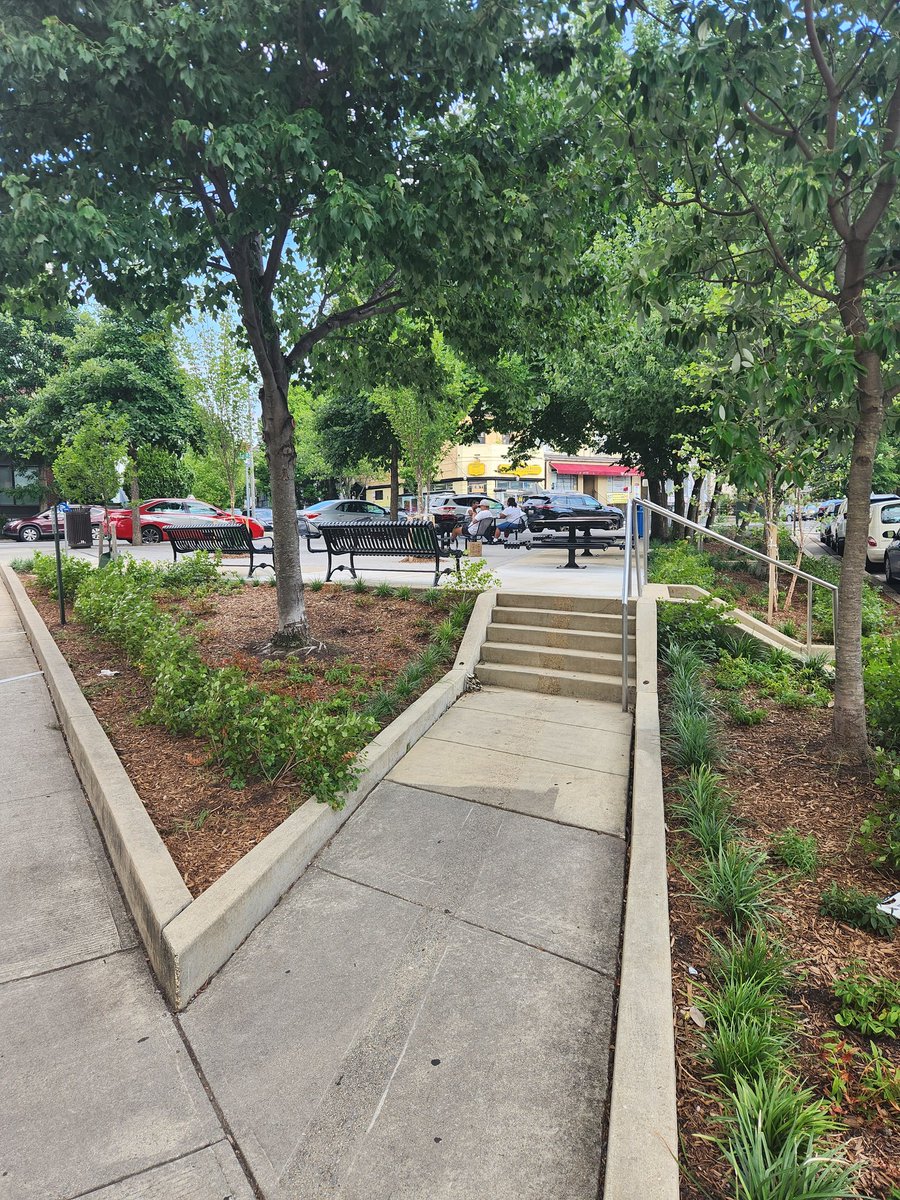 Anc1D07's tweet photo. Just walked by the renovated triangle park at the corner of 14th St NW and Oak St NW. Thank you to the community and @DCDPR for all of the hard work! Looking forward to seeing all the ways our community will make good use of this space! @BrianneKNadeau @DC_ANC1D @AngelaAllisonDC https://t.co/JJZIpYBID0