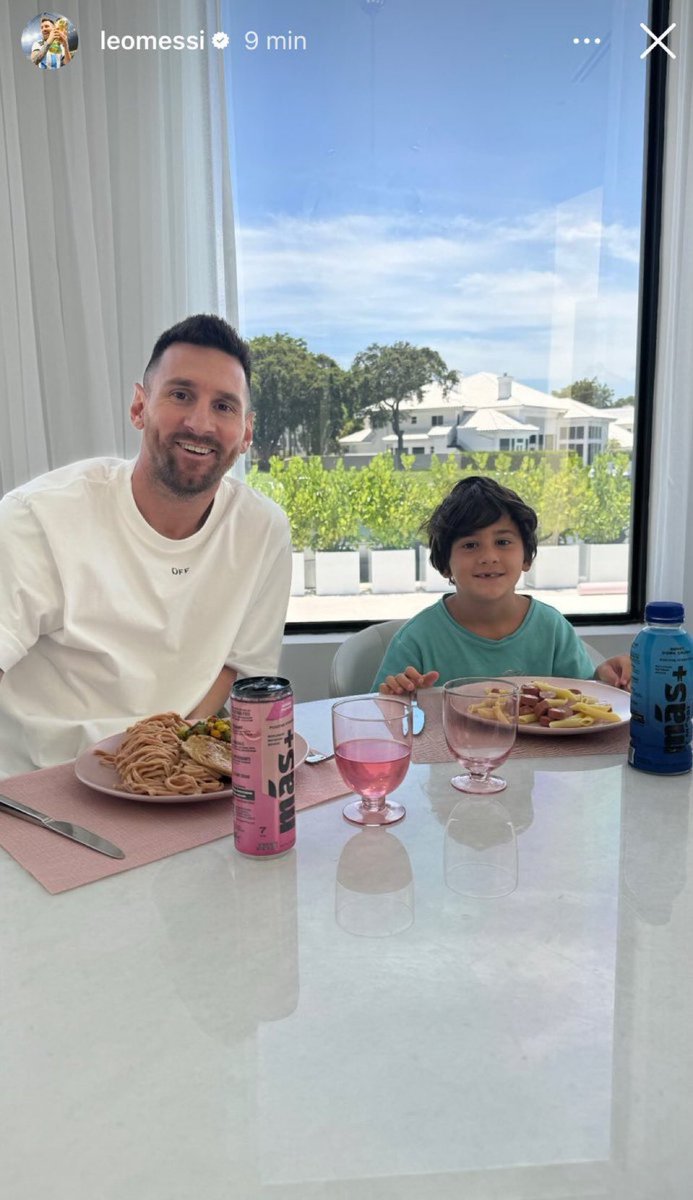 therealbuni's tweet photo. Enzo Fernández peleando contra toda Francia // messi : hoy comimos fideo con salchicha 😃 https://t.co/h7QjaO0JMC