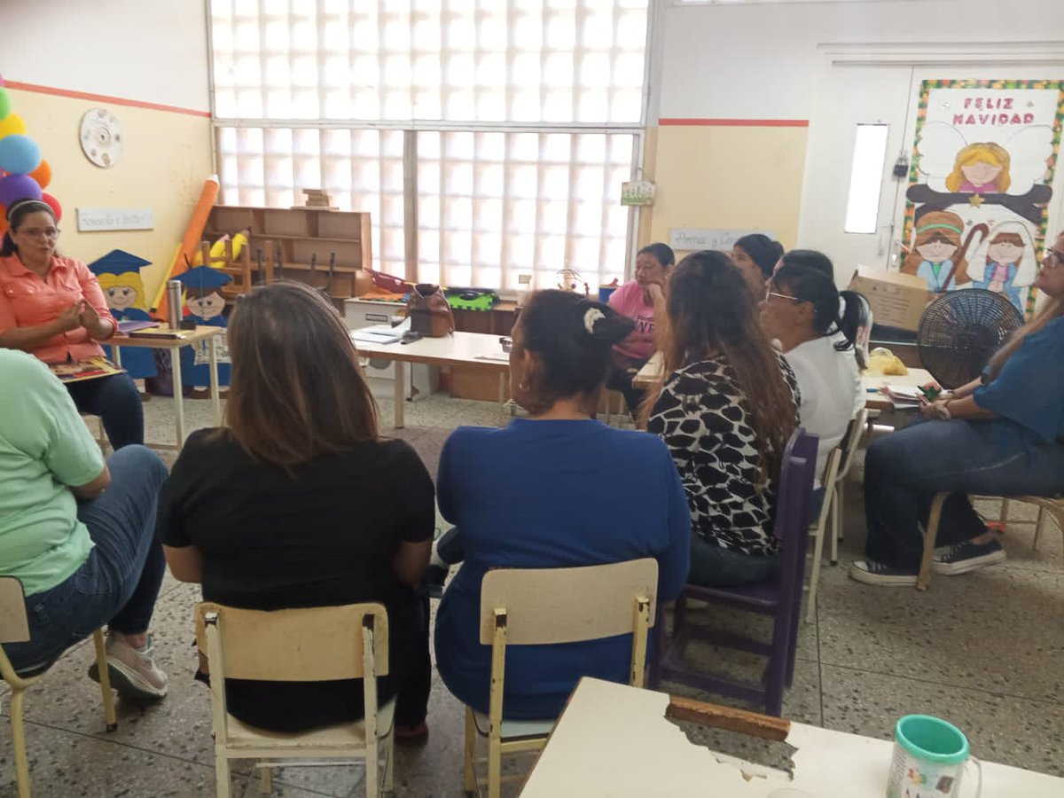 SomosUnem's tweet photo. #Entérate 🗣️|| Los integrantes de Gestión Académica y los docentes de la @utguzulia2 desarrollaron un simposio de #EducaciónInicial, para los bachilleres, #TSU y licenciados de la región, el cual tuvo como propósito orientar y promocionar los diferentes #PNF y #PNFA de la #UNEM. https://t.co/n7fEON9GCy