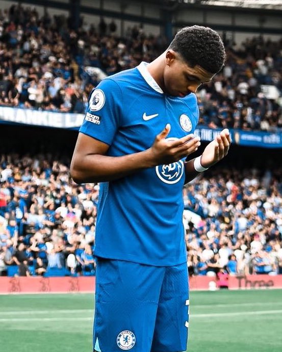 EditionMerengue's tweet photo. Gros soutien à Wesley Fofana, qui fait face à une vague de haine raciste pour avoir dénoncé un idiot commettant des actes racistes ! 🙅🏾‍♂️❤️ https://t.co/qDWpJ5It2S