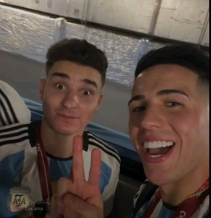 felixculisuelto's tweet photo. mini au #enzuli
donde enzo se compra un nuevo celular y ¿que mejor manera de estrenarlo molestando a julian?
o
donde a julian le llegan extraños mensajes de un árabe mientras juega minecraft https://t.co/sGXT7k6LuV