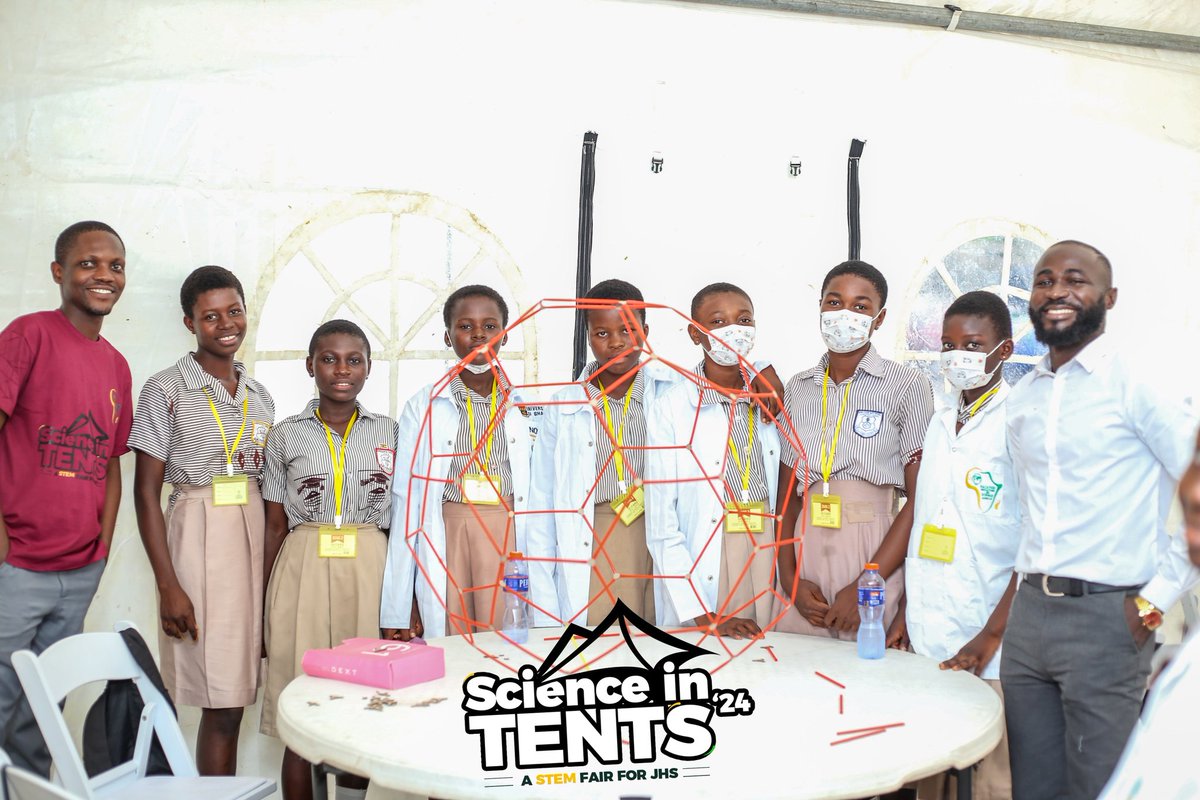 The first and second groups created models of the Sun and Earth using straws, connectors, and play dough to understand the Earth's orbit around the Sun. 🌞🌍