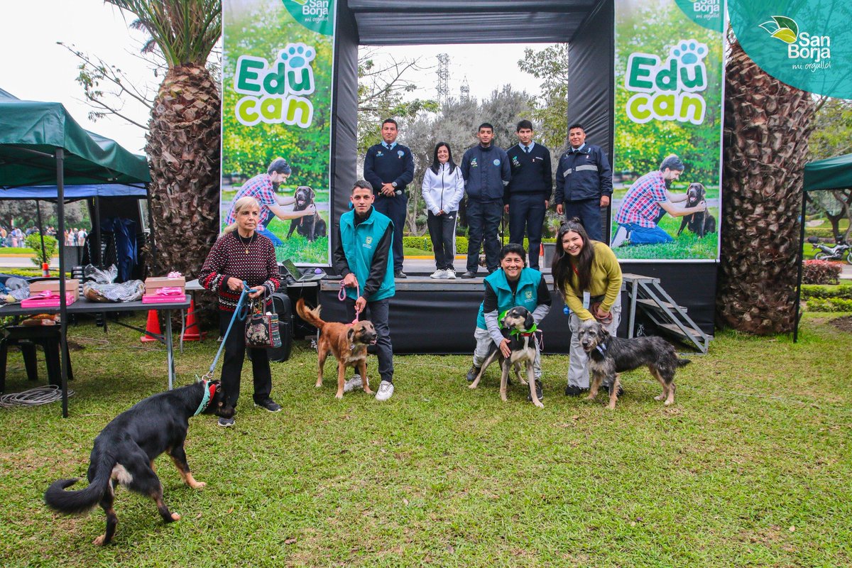 MunideSanBorja's tweet photo. 📢🐶 ¡Así vivimos #EDUCAN en San Borja! 
Este evento promovido por la Gerencia de Fiscalización, disfrutamos de una increíble exhibición de la brigada canina, la visita del escuadrón de adiestramiento canino de la Fuerza Aérea del Perú, vacunas antirrábicas gratuitas y mucho más. https://t.co/3fN7GQfhBb