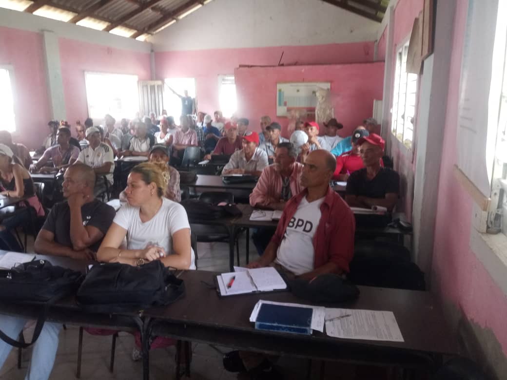 AnapSagua's tweet photo. Sagua realiza el taller de preparación para la zafra cafetalera. A pesar de la situación  del país nuestros campesino daran el frente#JuntosPorCuba 
@DiazCanelB 
@FelixDuarteOrte 
@GamezLilianny 
@OsmaniPerez18 
@MMarreroCruz https://t.co/o4xwaTJfBV