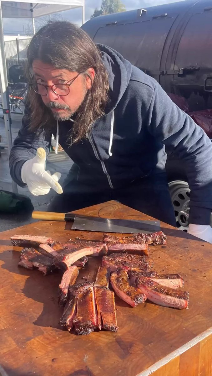 JamesTate121's tweet photo. Legend! Dave Grohl feeds 450 homeless people after cooking for 16 hours. They look great. https://t.co/7t8OJzV2U6
