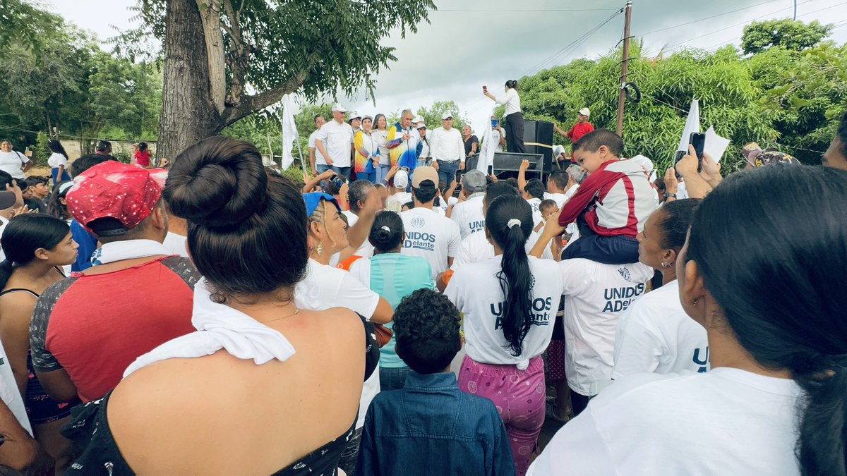 Luisemartinezh's tweet photo. #PuebloAPueblo 📍

Desde El Totumo, en San Juan de los Morros, #Guárico, ratificamos que en nuestro Gobierno no descansaremos hasta garantizar sueldos, salarios, pensiones y jubilaciones dignas para todos los venezolanos. 

El ‘Milagro Económico si es posible, con ello rescataremos a #Venezuela 

#UnidosSeViveMejor 🇻🇪
#SomosGarantíaDeCambioEnPaz 
#16Jul