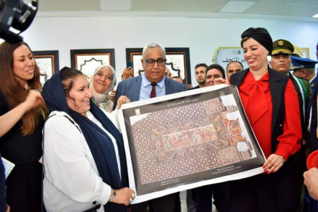 MuseeSetif's tweet photo. #وزارةالثقافةوالفنون
#المتحف_العمومي_الوطني_سطيف
في اطار تظاهرة" صيفيات المتاحف" قامت السيدة مديرة المتحف العمومي الوطني سطيف خلف الله شادية بمنح السيدة وزيرة الثقافة و الفنون الدكتورة صورية مولوجي لوحة فسيفسائية للاله باخوس الفريدة من نوعها https://t.co/XIZCVemgUt
