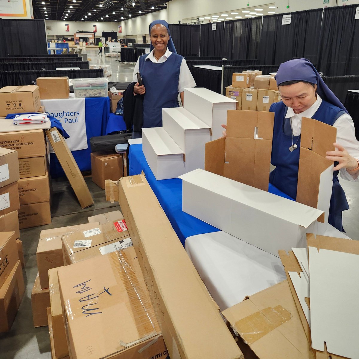DaughterStPaul's tweet photo. Our Sisters have arrived in Indianapolis for the National Eucharistic Congress! We spent today setting up our booth (Booth #1111), where we will have information on our life and vocation; books in English, Spanish, and Portuguese; and Sisters available to meet, talk, and pray! https://t.co/vlKtZqWmav