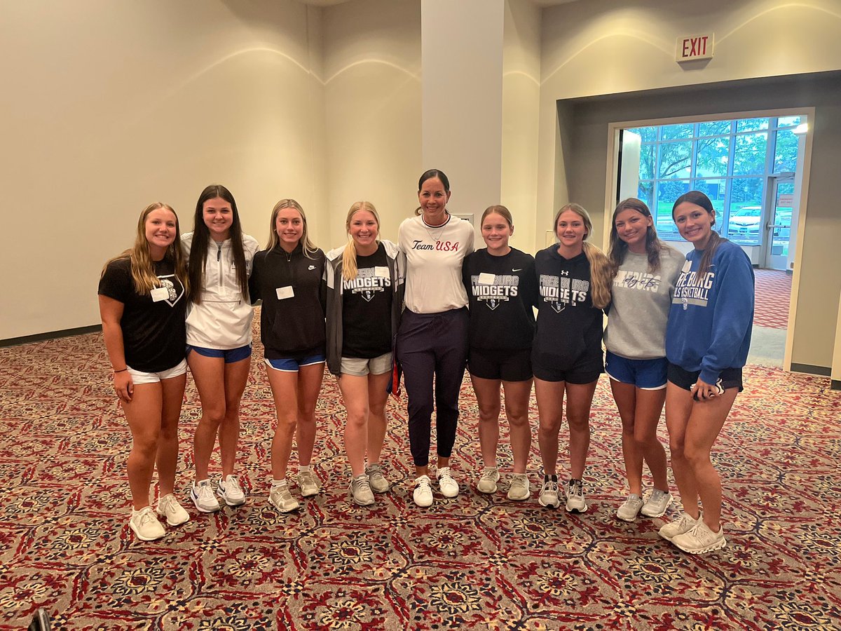 BurgSoftball's tweet photo. Some players hanging and learning from @catosterman what an incredible opportunity to learn also from 4 other incredible speakers.  Thank you for putting on a great conference for coaches and athletes 🇺🇸 🐐 🥇 #leadershipmatters https://t.co/T0PtFDqrKL