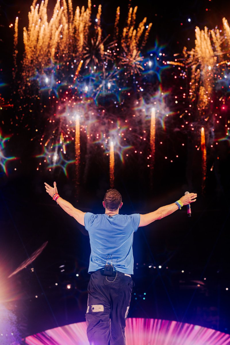 coldplay's tweet photo. Mille grazie Roma ❤️🤍💚 https://t.co/nv51b9blyu
