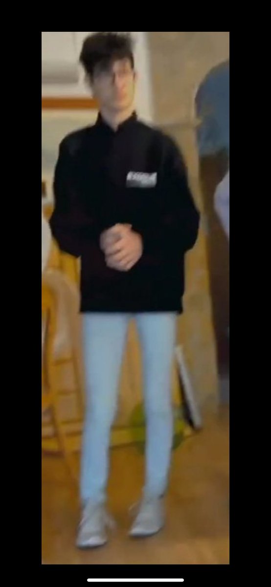 WawskiPrime's tweet photo. Pedazo de outfit pero hay que decirle a tu padre que te corte el pelo @Junu1x https://t.co/87D3S11Sf7