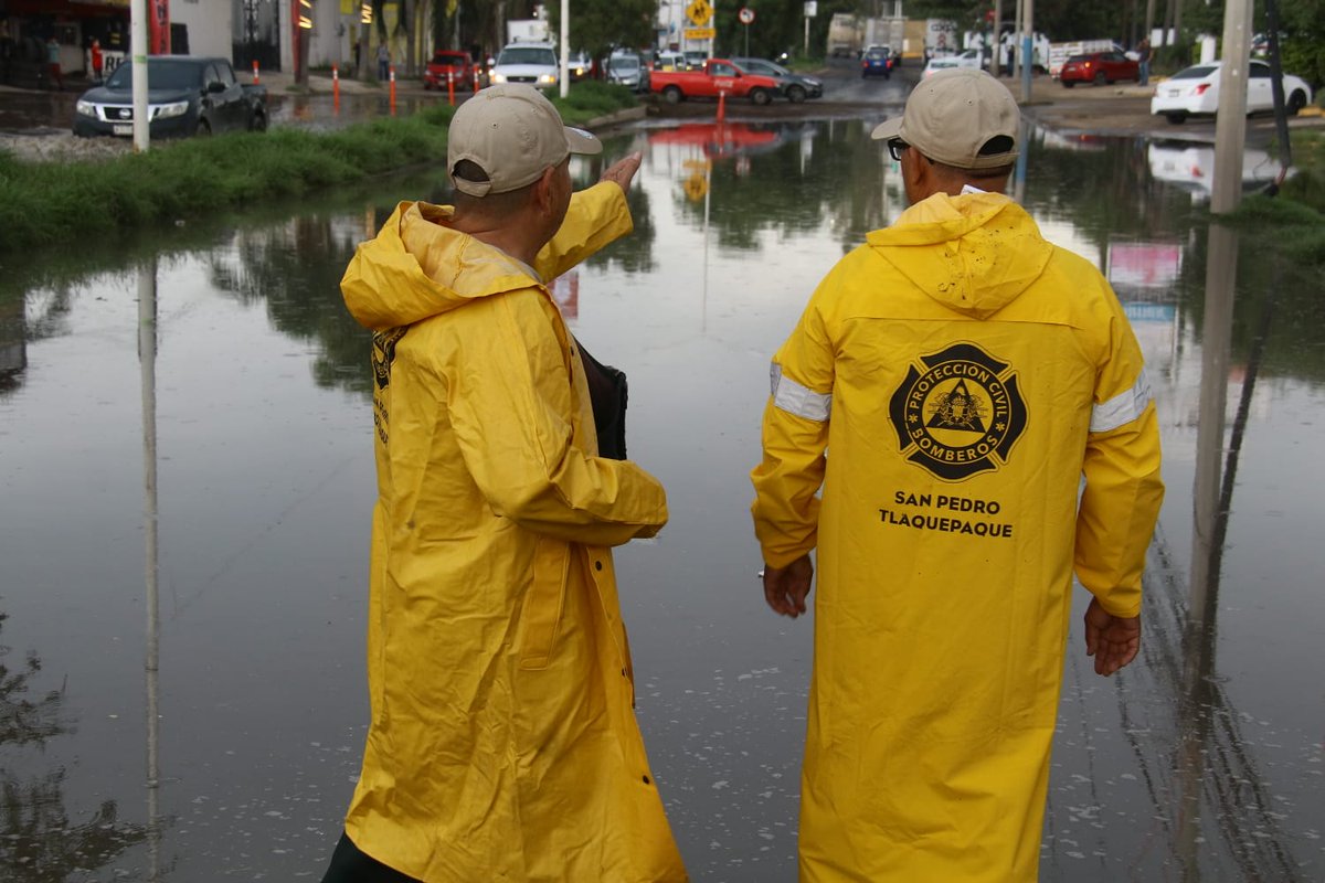 muralcom's tweet photo. Por la #TormentaGDL que cayó esta tarde, el agua salió por las bocas de tormenta, inundando el cruce de Camino Real a Colima y Manzano, en el Municipio de Tlaquepaque. https://t.co/x5gTeRusEg