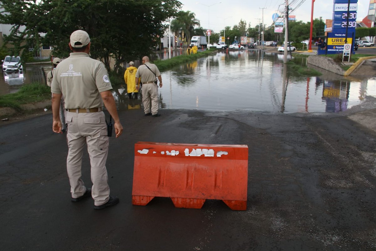 muralcom's tweet photo. Por la #TormentaGDL que cayó esta tarde, el agua salió por las bocas de tormenta, inundando el cruce de Camino Real a Colima y Manzano, en el Municipio de Tlaquepaque. https://t.co/x5gTeRusEg