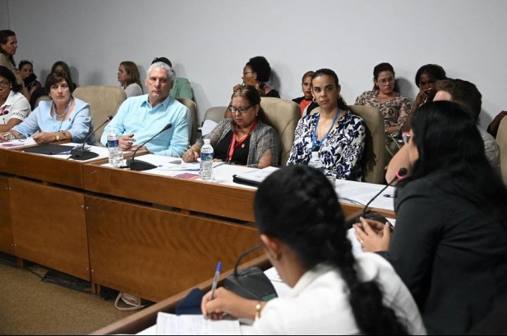 Esther Thondike (@estherthondike) on Twitter photo Parafraseando lo dicho por el presidente <a href="/DiazCanelB/">Miguel Díaz-Canel Bermúdez</a>: "la solución no está en subir los precios (de los productos), la solución está en resolver los problemas estructurales que tiene una empresa ineficiente".
#ANPP
#CubaEnModoVictoria
<a href="/PresidenciaCuba/">Presidencia Cuba 🇨🇺</a> Parafraseando lo dicho por el presidente <a href="/DiazCanelB/">Miguel Díaz-Canel Bermúdez</a>: "la solución no está en subir los precios (de los productos), la solución está en resolver los problemas estructurales que tiene una empresa ineficiente".
#ANPP
#CubaEnModoVictoria
<a href="/PresidenciaCuba/">Presidencia Cuba 🇨🇺</a>