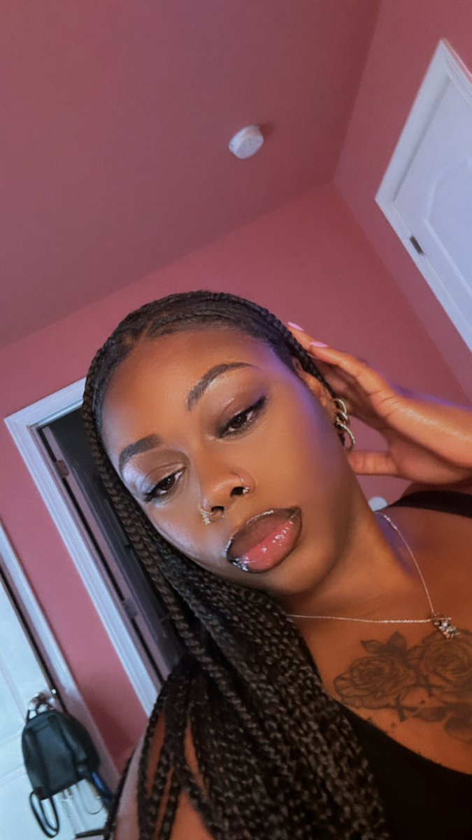 LipGawdess_'s tweet photo. Face card , mmmm nasty 🫠😮‍💨 &amp; these were taken by accident .. https://t.co/YRjotkEj32