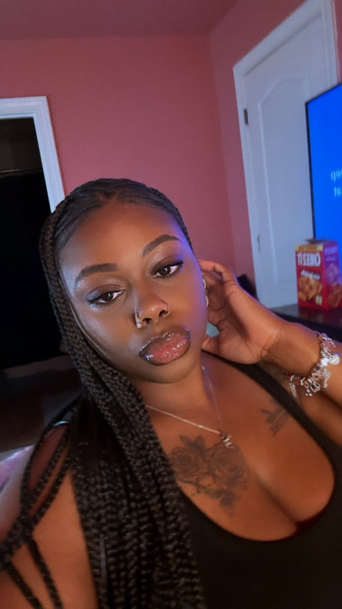 LipGawdess_'s tweet photo. Face card , mmmm nasty 🫠😮‍💨 &amp; these were taken by accident .. https://t.co/YRjotkEj32