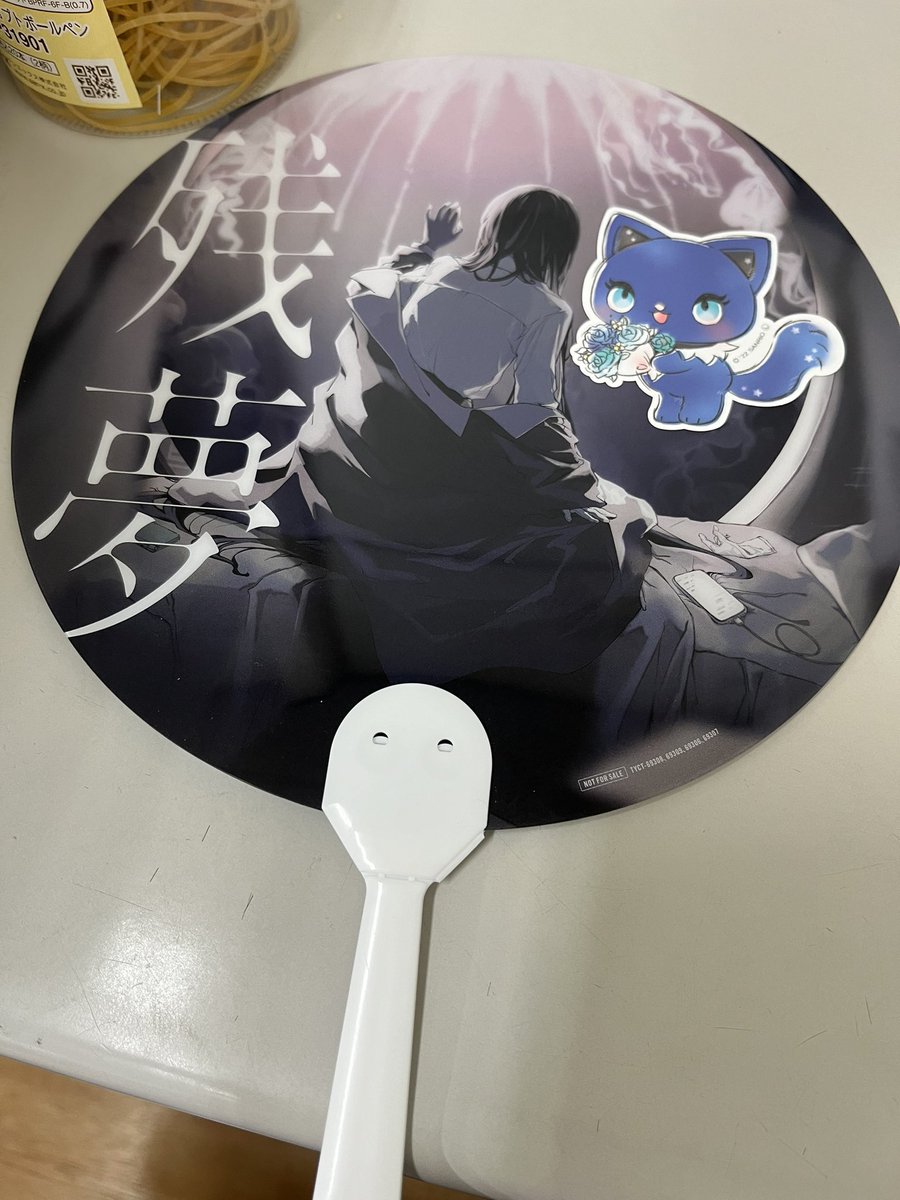 amane_iris07's tweet photo. 仕事用のうちわ！ステッカーの使い道なかったからこんな感じに！サンリオキャラは扱ってるけど、うちでは取り扱ってないやつ https://t.co/eJYADCR4e8