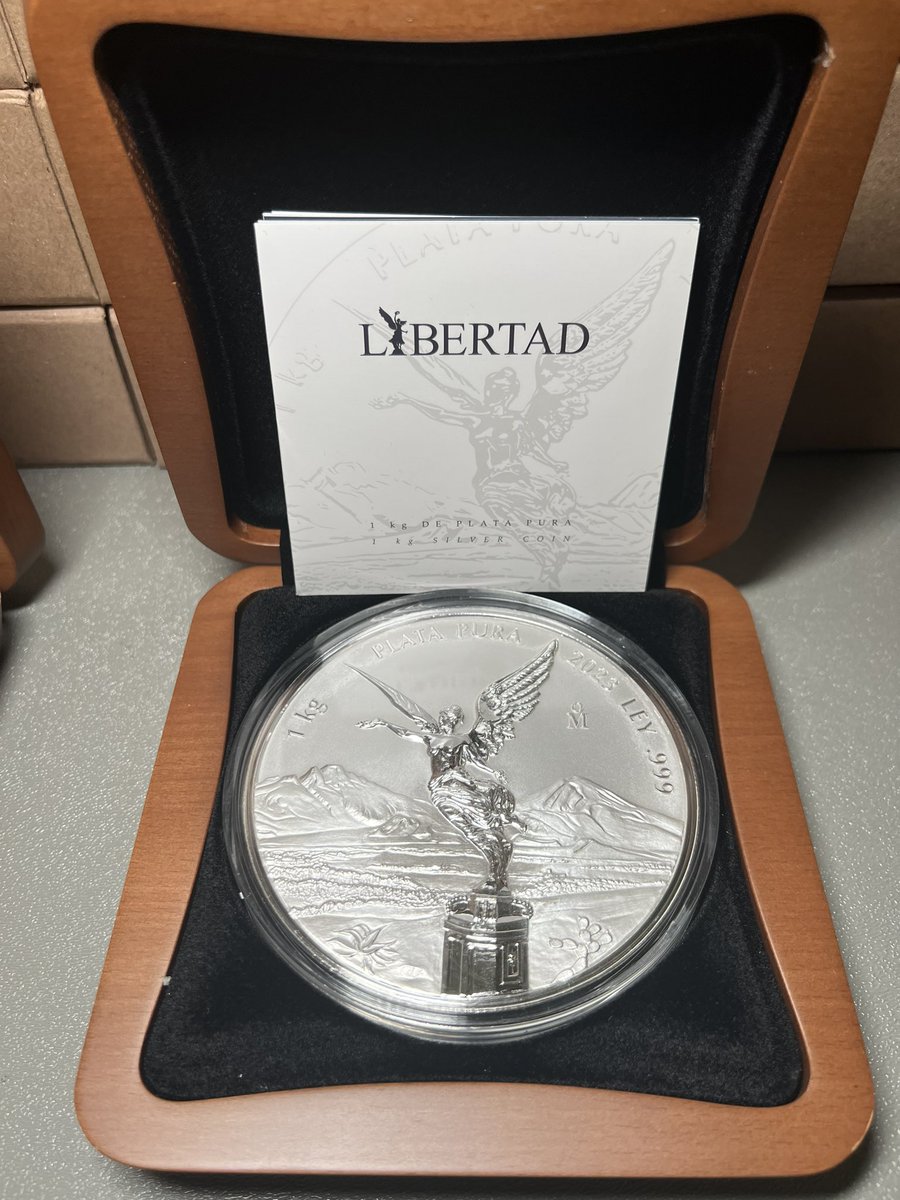 BullionBrother's tweet photo. 2023 1 KG Mexican Reverse Proof .999 Silver Libertads have arrived 🇲🇽 🛬! Would you consider yourself a Libertad collector ?
#libertad #kilo #silvercoins #reverseproof https://t.co/MVTxgViylv