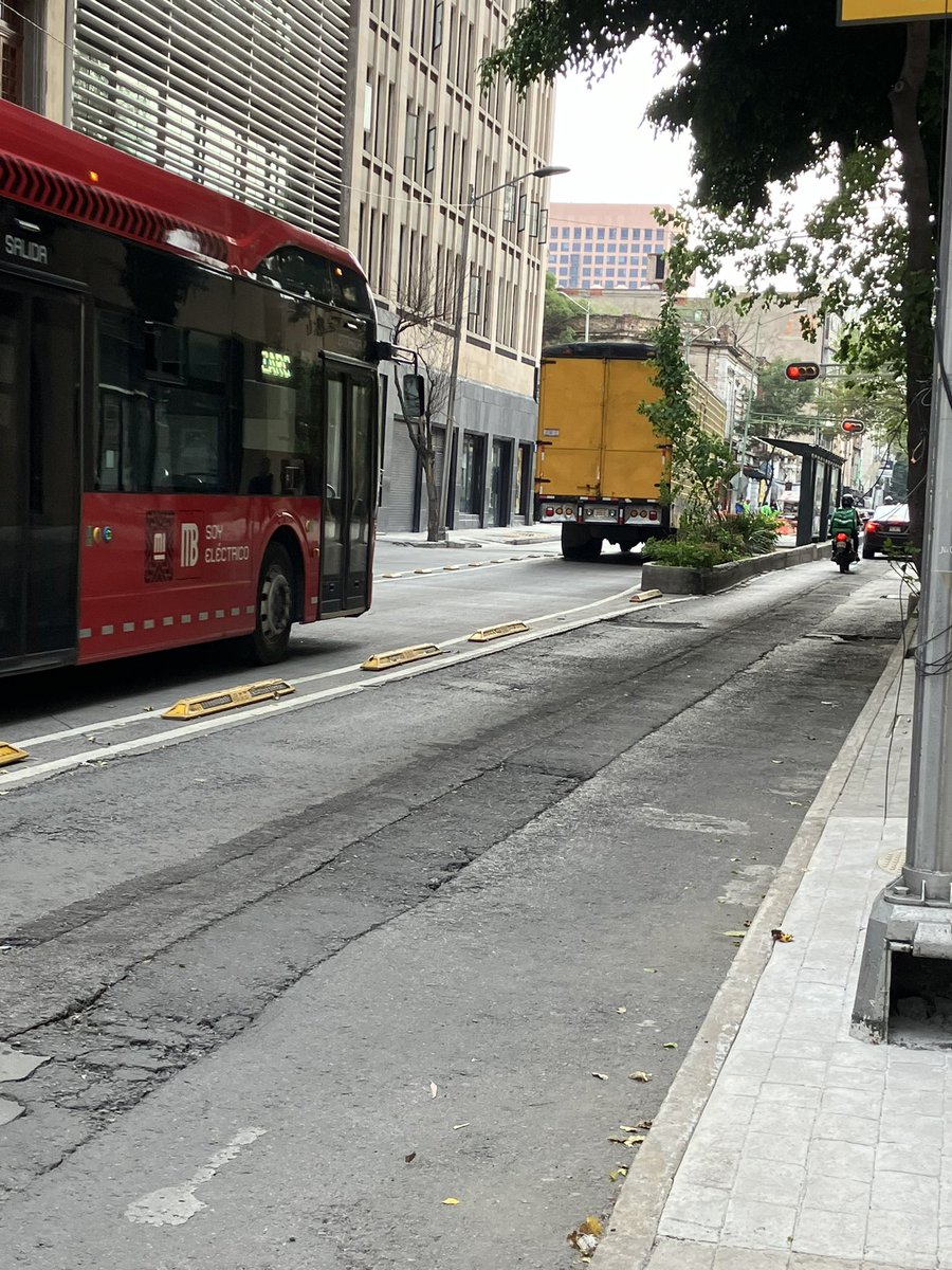 _aslo's tweet photo. Unidad pesada invadiendo carril confinado de metrobús. Para este tipo de unidades también hay multas o solo a particulares?
Metrobús línea 4 ruta sur, estación amajac dirección san Lázaro 16:55hrs. 
@MetrobusCDMX @LaSEMOVI @AlcCuauhtemocMx https://t.co/aKek9K0EVy