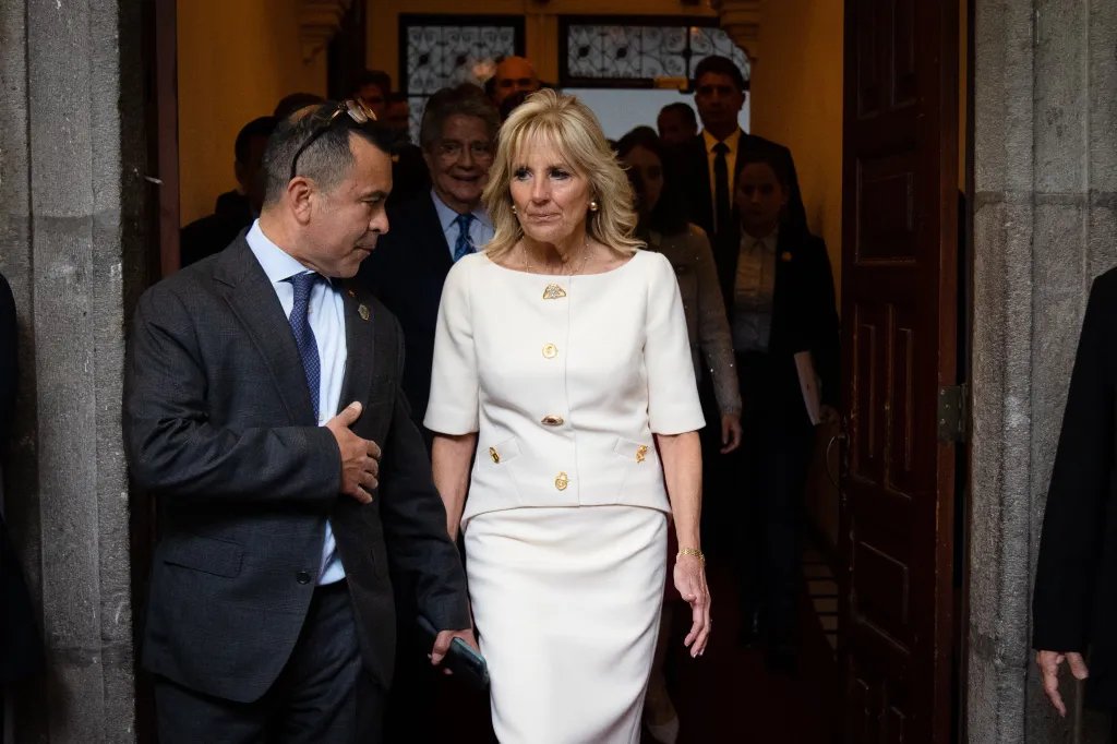MarioNawfal's tweet photo. 🚨🇺🇸BREAKING: JILL BIDEN BACKED SECRET SERVICE DIRECTOR CHEATLE

Kim Cheatle, facing criticism after the Trump rally shooting, secured her role with strong support from First Lady Jill Biden. 

Cheatle, appointed in August 2022, served on Jill Biden’s security detail and was well-liked by the Biden family.

Cheatle is set to brief Congress on the security lapses that allowed Thomas Crooks to fire at Trump from 130 yards away.

Source: NY Post