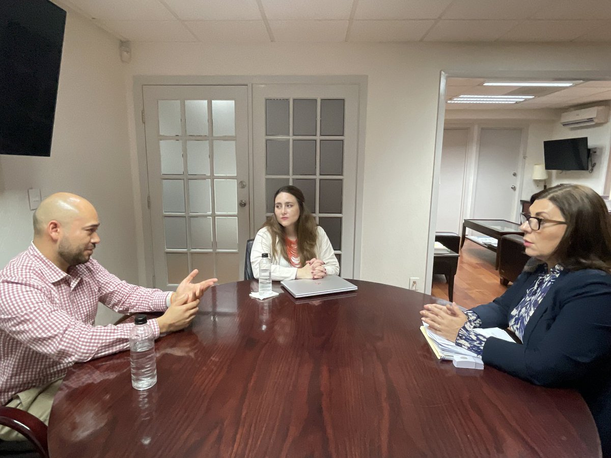 EconomiaSonora's tweet photo. En reunión de trabajo, revisamos los avances de la relación entre el @gobiernosonora con OXXO y CAFFENIO buscando ampliar el alcance de las Mipymes al sur del estado.

#CompromisosFirmes #TierraDeOportunidades https://t.co/Qt08Ad4BaI