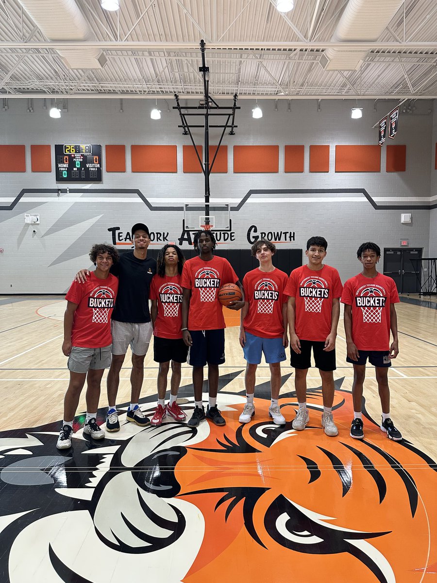 TexanBasketball's tweet photo. We would like to thank @BallogyApp for coming out and working with some of our players today.  The platform is amazing and it really helps our kids in their development!  

#Ballogy #NWTexansHoops https://t.co/unHe3nyg73