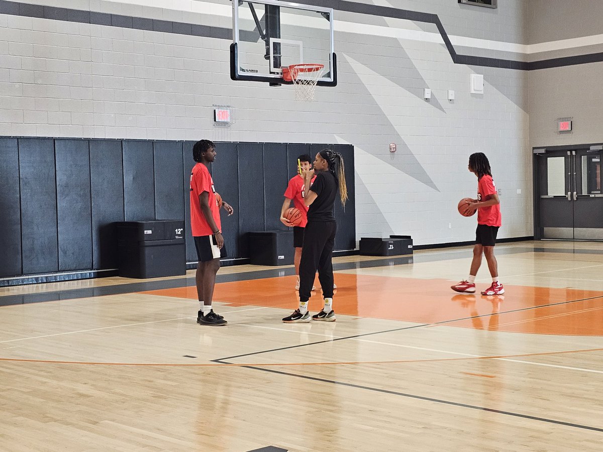 TexanBasketball's tweet photo. We would like to thank @BallogyApp for coming out and working with some of our players today.  The platform is amazing and it really helps our kids in their development!  

#Ballogy #NWTexansHoops https://t.co/unHe3nyg73