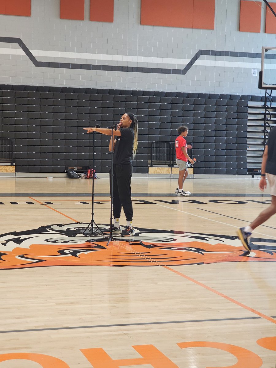TexanBasketball's tweet photo. We would like to thank @BallogyApp for coming out and working with some of our players today.  The platform is amazing and it really helps our kids in their development!  

#Ballogy #NWTexansHoops https://t.co/unHe3nyg73