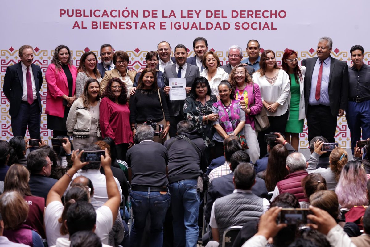 PDHCDMX's tweet photo. La Ley del Derecho para el Bienestar e Igualdad Social aprobada el día de ayer, garantiza los derechos a la alimentación, vivienda, educación, salud, seguridad social, trabajo, entre otros.

Con este marco normativo los derechos no estarán limitados a suficiencias presupuestales y las alcaldías participaran en el diseño de políticas de #DDHH