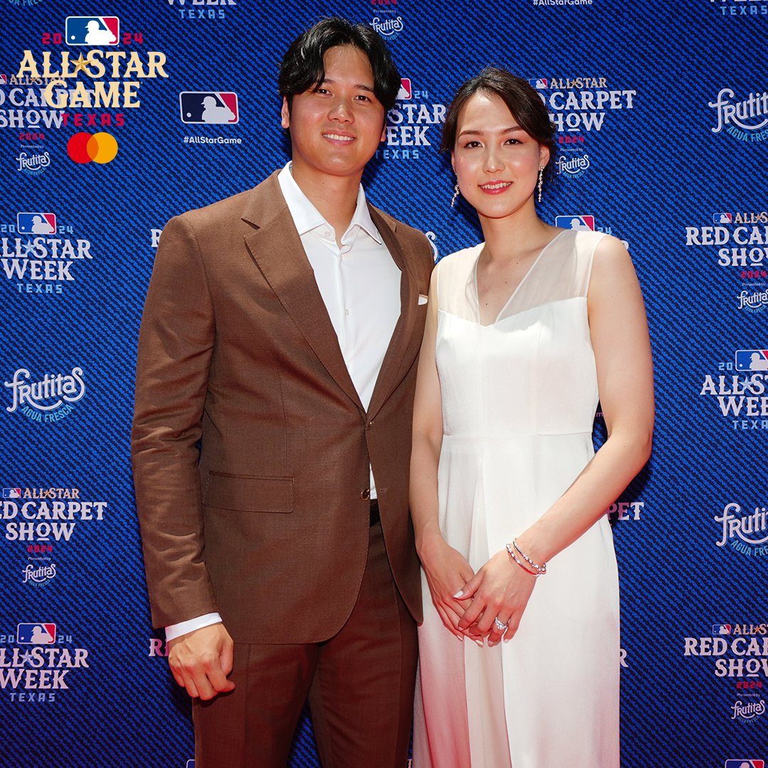 MLBJapan's tweet photo. #大谷翔平 が #MLBオールスター のレッドカーペットに登場！！ 
内側に愛犬がデザインされたブラウンの"デコピンスーツ"を披露しました👏
#日本人選手情報 https://t.co/Zmj9qAkKzC