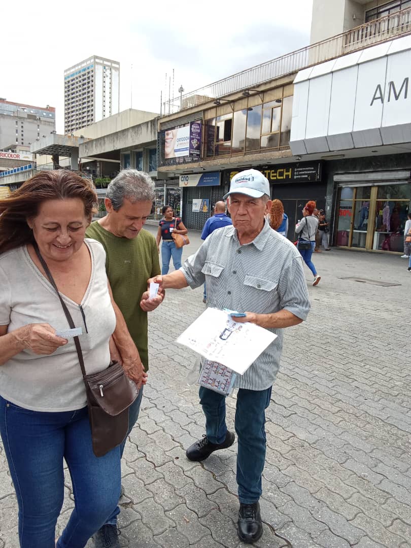 Hoy estuvimos en la Plaza Brion de Chacaíto acompañando con el Compañero Secretario Nacional SAMAC  Nelson Guillén  llevando el mensaje de unidad, para este 28 de Julio a votar con nuestro candidato Edmundo González Presidente 🇻🇪
<a href="/nelsonguillen64/">nelson guillen</a> 
<a href="/SAMACNacOfcl/">SAMACNacOfcl</a>