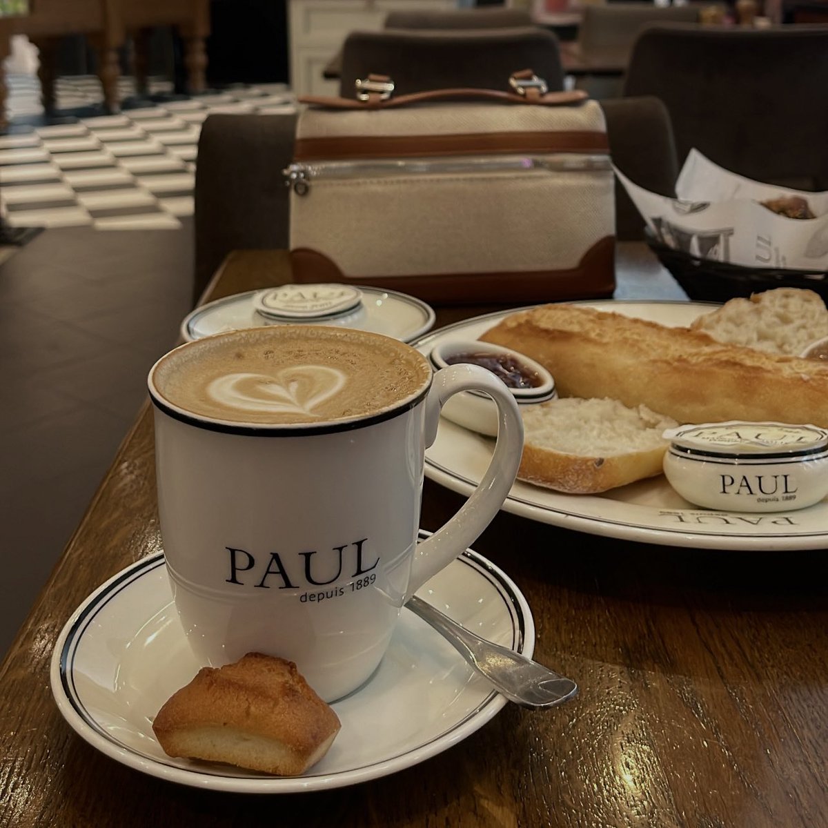 IIHA_7's tweet image. الأماكن والأوقات تُجمّلها القهوة دائماً🤎.