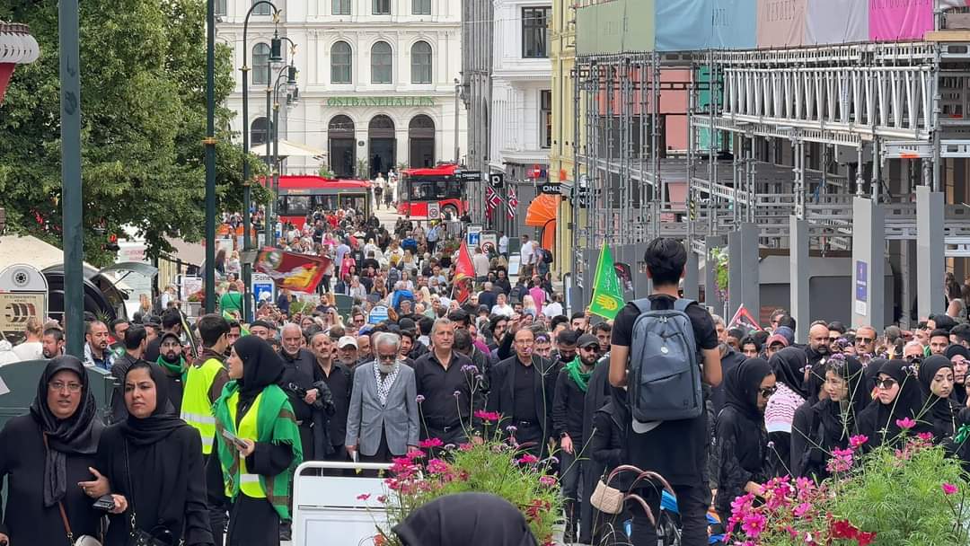 اليوم في العاصمة النرويجية اوسلو يوم ٩محرم ١٤٤٦ مسيرة حسينية من كل الجاليات المسلمه الشيعية تطوف شوارع العاصمة  وبصوت عالي مع مكبرات الصوت لبيك يا حسين لبيك لبيك يامظلوم عظم الله اجوركم مع الحمايه  المشدده من قبل الشرطه.وشكرا لحكومة النرويجية على ممارسة الطقوسنا الدينية.