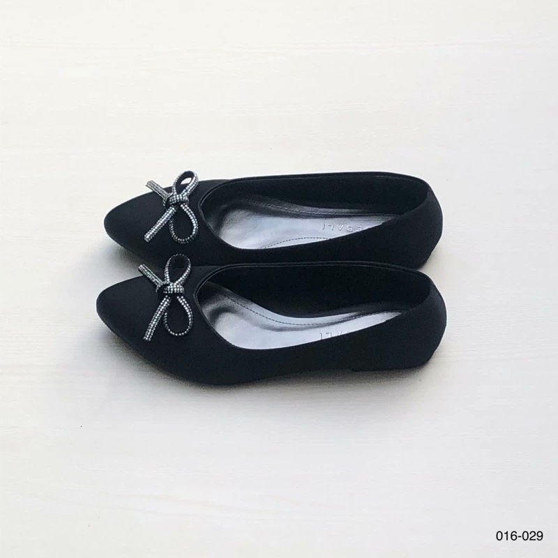Flat shoes cantik cantik in black for your daily casual/college wear. A must have🫶🏼