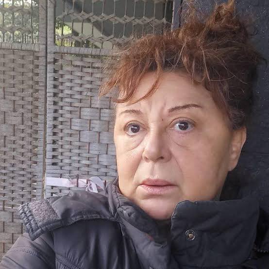 aleyandla's tweet photo. issey miyake reyonunda kumaşlara dokunup boğazım düğümlenip gözlerim dolarken jil sander tişörtlü beyaz saçlı adamın loewe tank top bayana kasada 10 parça alışını böyle izledim https://t.co/X7CrCzXz8y