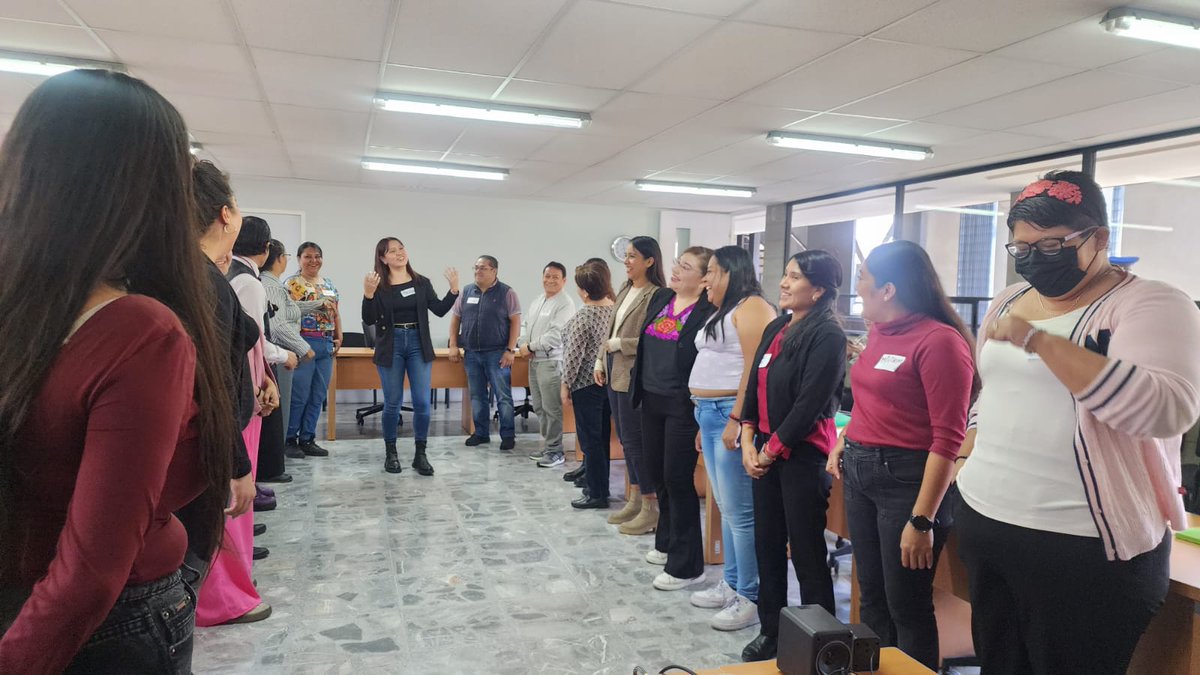 PDHCDMX's tweet photo. Hoy participamos con el módulo "Principios de Igualdad y No Discriminación, Enfoques Diferenciados e Interseccionalidad" en el taller piloto “La atención de las personas servidoras públicas, con enfoque intercultural para el cumplimiento de los Derechos Indígenas”.

Desde la #IESIDH en coordinación con la @SEPICDMX refrendamos nuestro compromiso para el fortalecimiento de capacidades para la mejor atención de grupos de atención prioritaria.