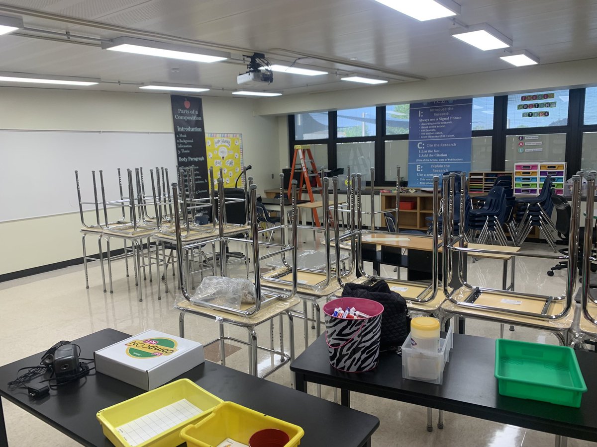 Rhodes7and8LA's tweet photo. New desks in #room36! https://t.co/irr5R6p3s4