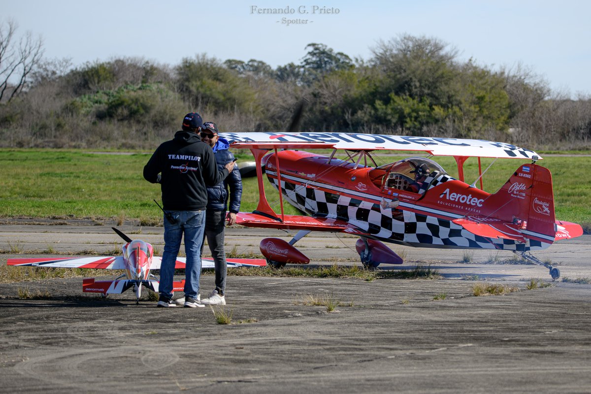 Ferfast's tweet photo. Recordando a esta dupla acrobática sensacional! 😲📷 
#JulianGiraudo y su #Extra300 a radiocontrol y el maestro #JorgeMalatini con su #Pitts biplano durante su show en Morón! 📷🇦🇷#AV2023 
#AcrobaciaAerea #avgeek #spotter #Nikon #Sigma 
@JorgeMalatini1 @De_aviacion @bettycbr https://t.co/GPQirTqrhY