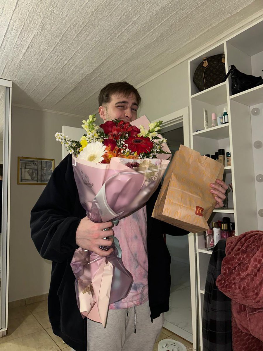 Pasó todos mis exámenes.
Dani automáticamente 😭💓