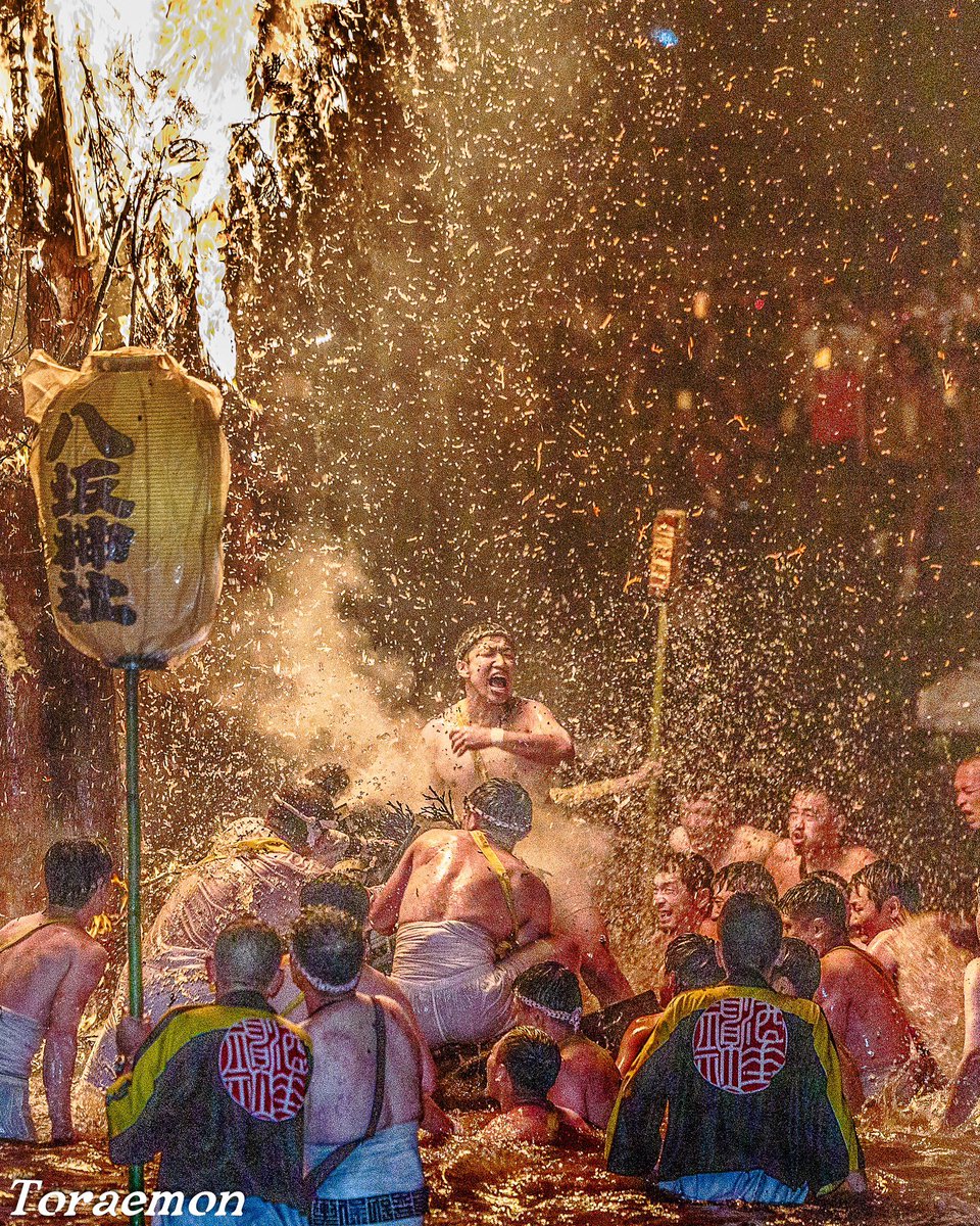 cameratoraemon's tweet photo. このシーンを観るたびに、神輿の皆さんに思わず掌を合わせ自然と涙がこぼれてきます…。「チョーサ！チョーサ‼︎」（神さまがいらっしゃった）ここまでして神と繋がろうとする者たちの祈りや叫びに心が共鳴し激しく揺さぶられるからだと思います。

【作品名】
チョーサ❗️チョーサ‼️ https://t.co/SZtJoBI8fT