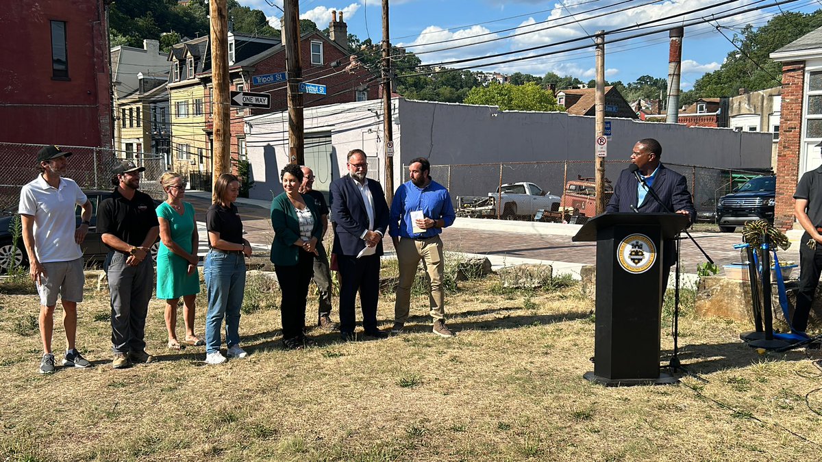 PghDOMI's tweet photo. Today, we opened a newly refinished Chestnut Street in Pittsburgh’s Northside. This historic street which connects several Northside neighborhoods to Downtown and the Strip District has been restored in brick to resemble its original design. https://t.co/IH6FzE6Bf4