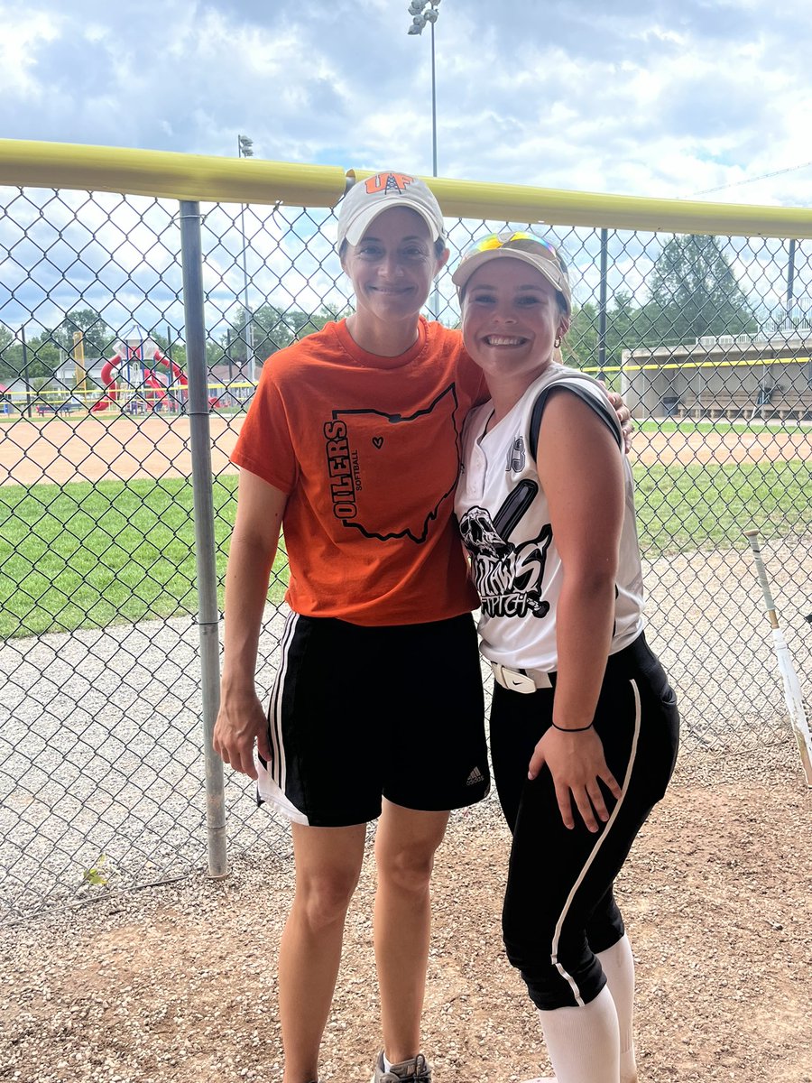 Lilylyons_13's tweet photo. The @UFOilerSoftball softball camp was fantastic!! Huge thanks to the coaches and team for their support and guidance. I gained valuable knowledge on outfield drills and techniques, and also honed my hitting skills to prepare for Chattanooga.🧡🖤@VoganOhio @DloweOilerkid @sbone8 https://t.co/oeNBul4Ytf