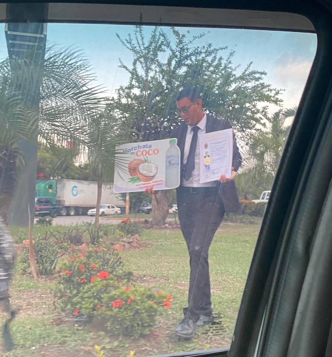 Hagámoslo  viral y apoyémoslo ‼️
A falta de oportunidades ahora vende horchata de Coco 🥥 en el semáforo 🚦 de Popeyes sector cervecería hondureña, SPS. Dios prospere tu negocio mi hermano. Muy buenas 👍🏻