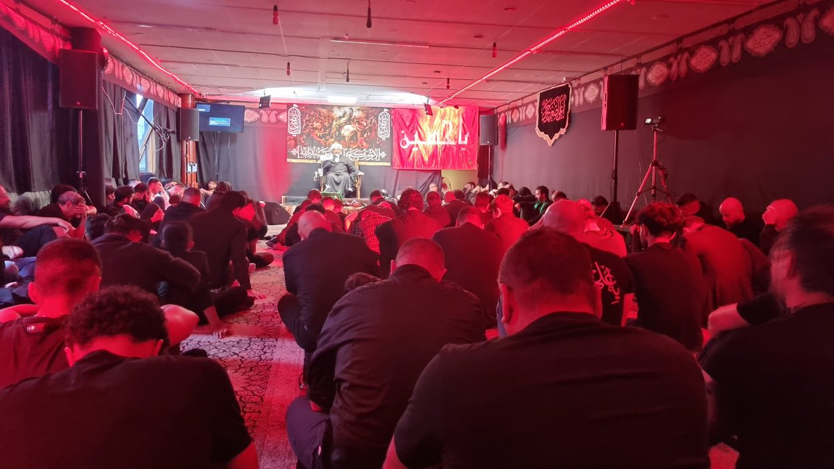 السلام على الحسين وعلى علي إبن الحسين وعلى اولاد الحسين وعلى أصحاب الحسين.
اللهم صل وسلم على محمد وال محمد 
عظم الله لكم الاجر بمصاب سيدنا ابا عبدلله الحسين ع