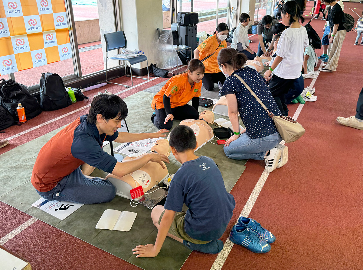 CercitOfficial's tweet photo. 【救急処置・AED体験ブース@スポチャレ】
7月15日にスポチャレ@弘進ゴムアスリートパーク仙台で #MixedReality 救急処置・ #AED 体験ブースを開催しました
ご協力・ご参加いただいた皆さんありがとうございました!
#CERCIT #スポチャレ #MR #救急処置体験 https://t.co/R0HWGkzzA7