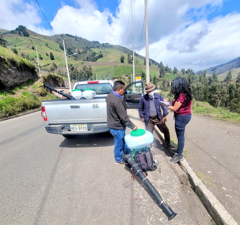 Agricultura_CZ3's tweet photo. #Chimborazo🌋👨🌾En la parroquia #Cebadas entregamos 5 motobombas nebulizadoras para contrarrestar los efectos de la caída de ceniza del volcán Sangay a productores de frutilla de 5 sectores de la Comunidad Ichumbamba,en coordinación con autoridades locales.
#ElNuevoEcuadorResuelve https://t.co/OHofDIAR0Q