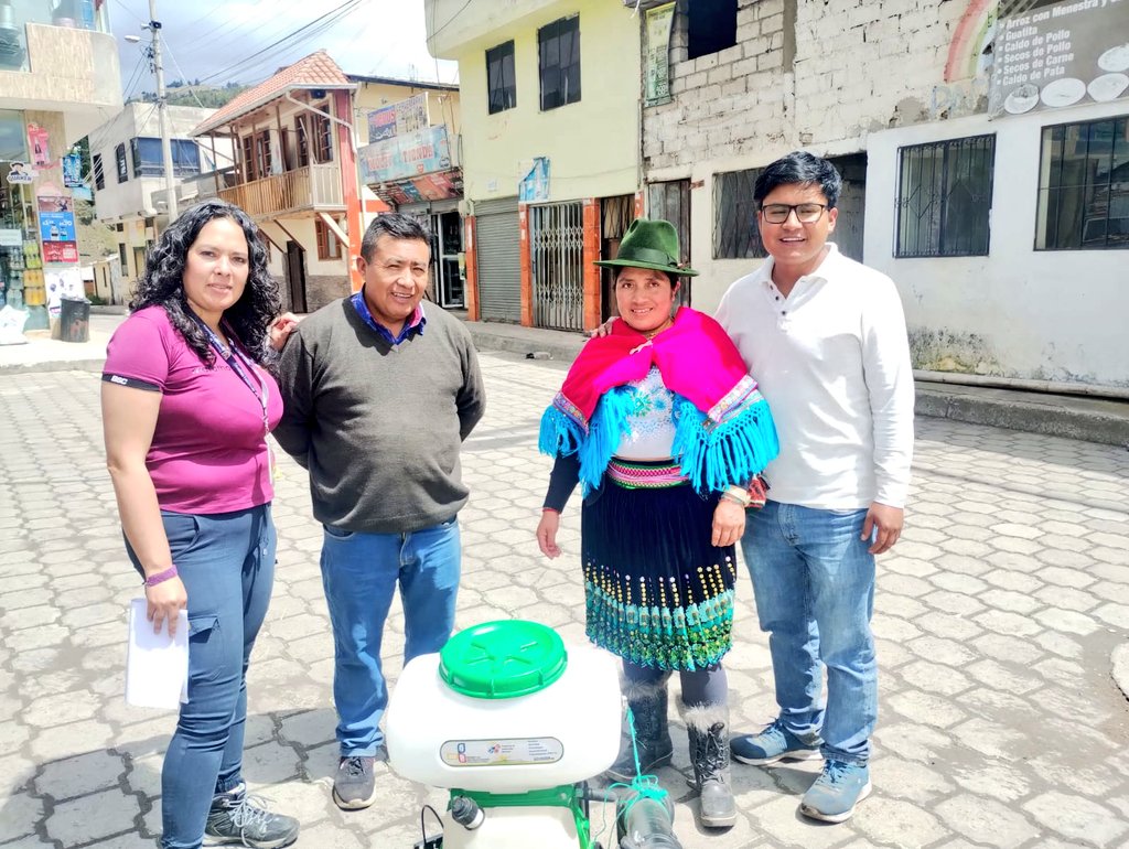 Agricultura_CZ3's tweet photo. #Chimborazo🌋👨🌾En la parroquia #Cebadas entregamos 5 motobombas nebulizadoras para contrarrestar los efectos de la caída de ceniza del volcán Sangay a productores de frutilla de 5 sectores de la Comunidad Ichumbamba,en coordinación con autoridades locales.
#ElNuevoEcuadorResuelve https://t.co/OHofDIAR0Q