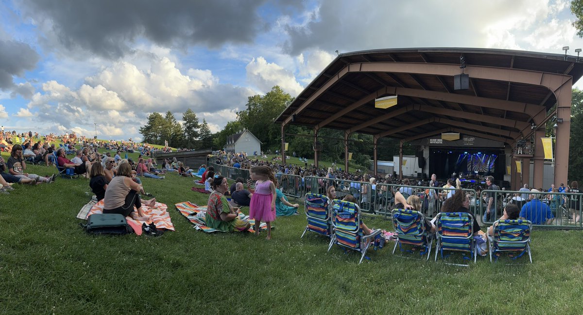 Such a lovely Michigan evening in the open air for Pat Benatar and Neil Giraldo
#rocknroll #benatar #earplugs #lawnchairs #giraldo #Vindys #openingact